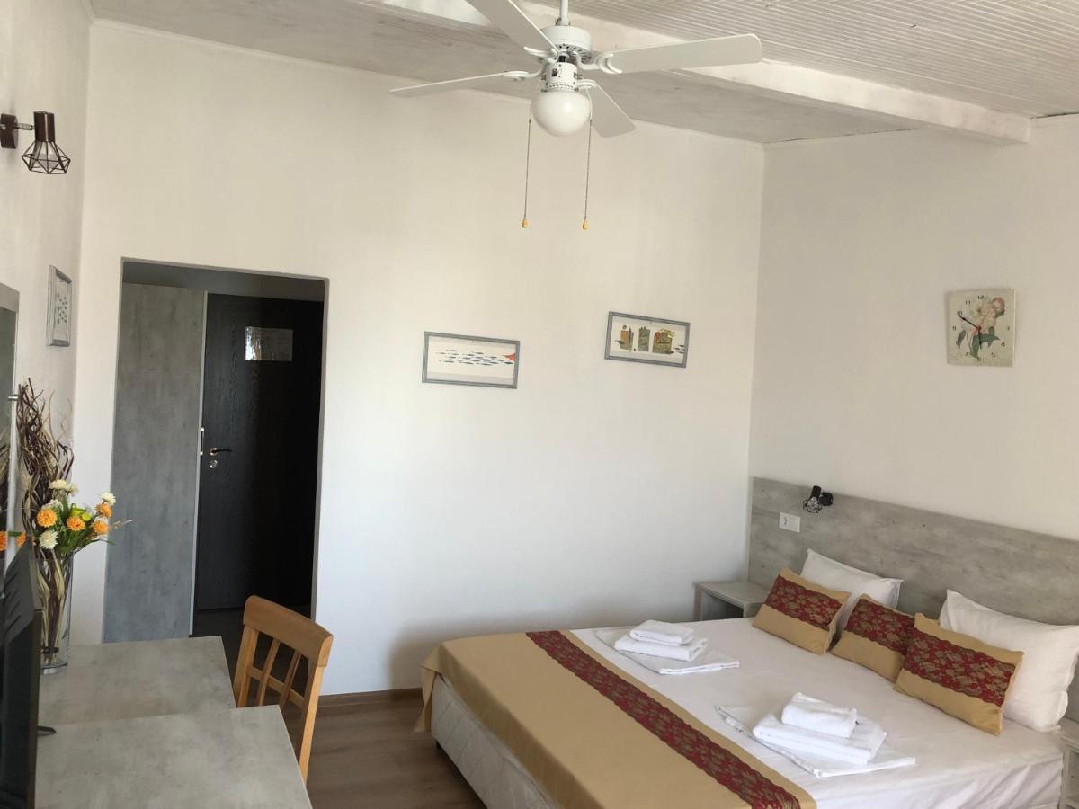 Guest Rooms Southern Nights Varvara  Extérieur photo